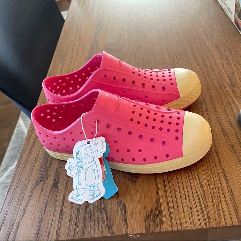 NWT - Pink classic Natives, size J3